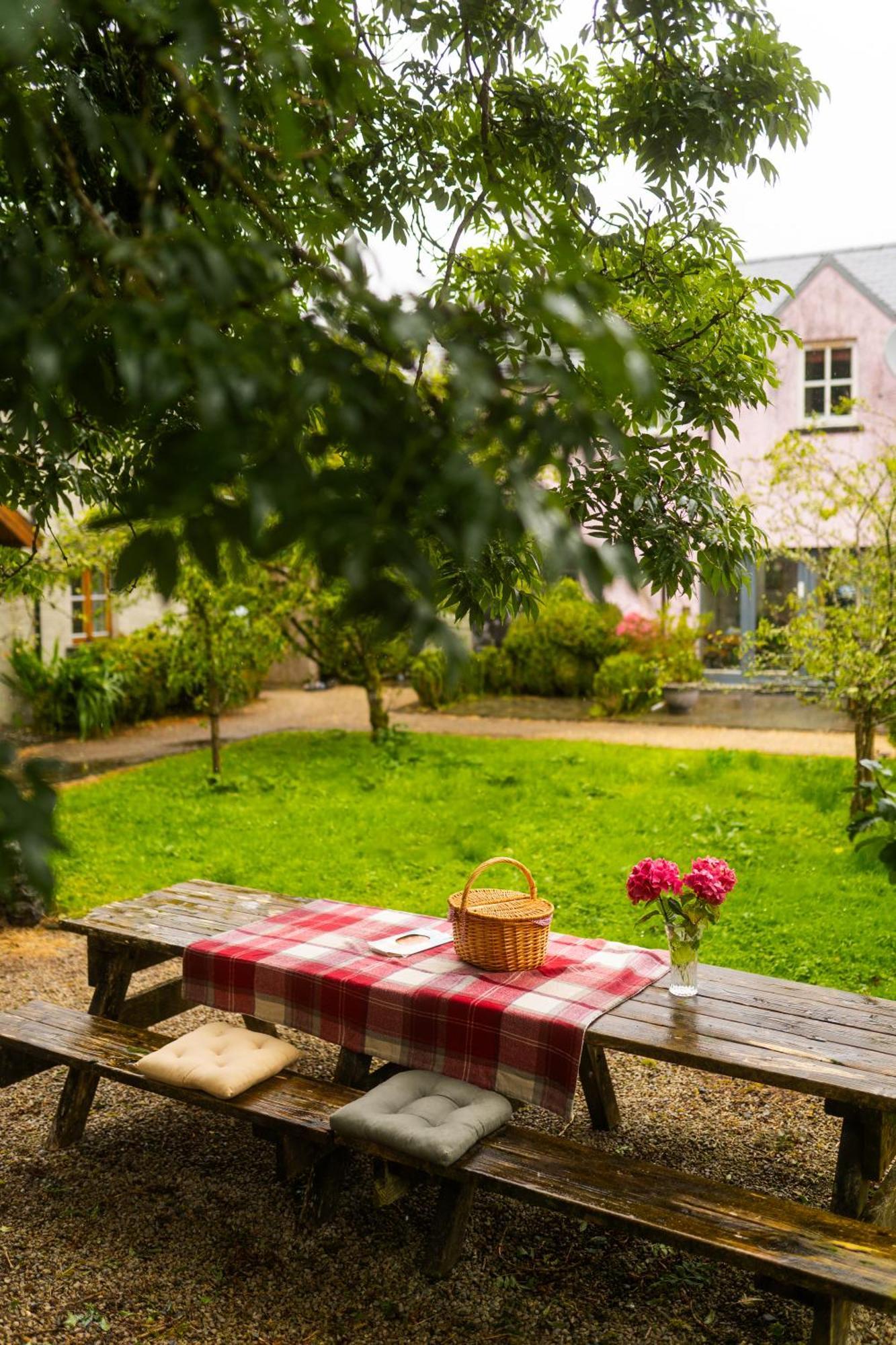 Burren Court Lodge Ballyvaughan Esterno foto